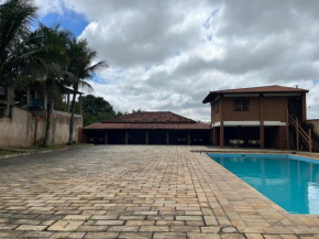 Casa com piscina enorme